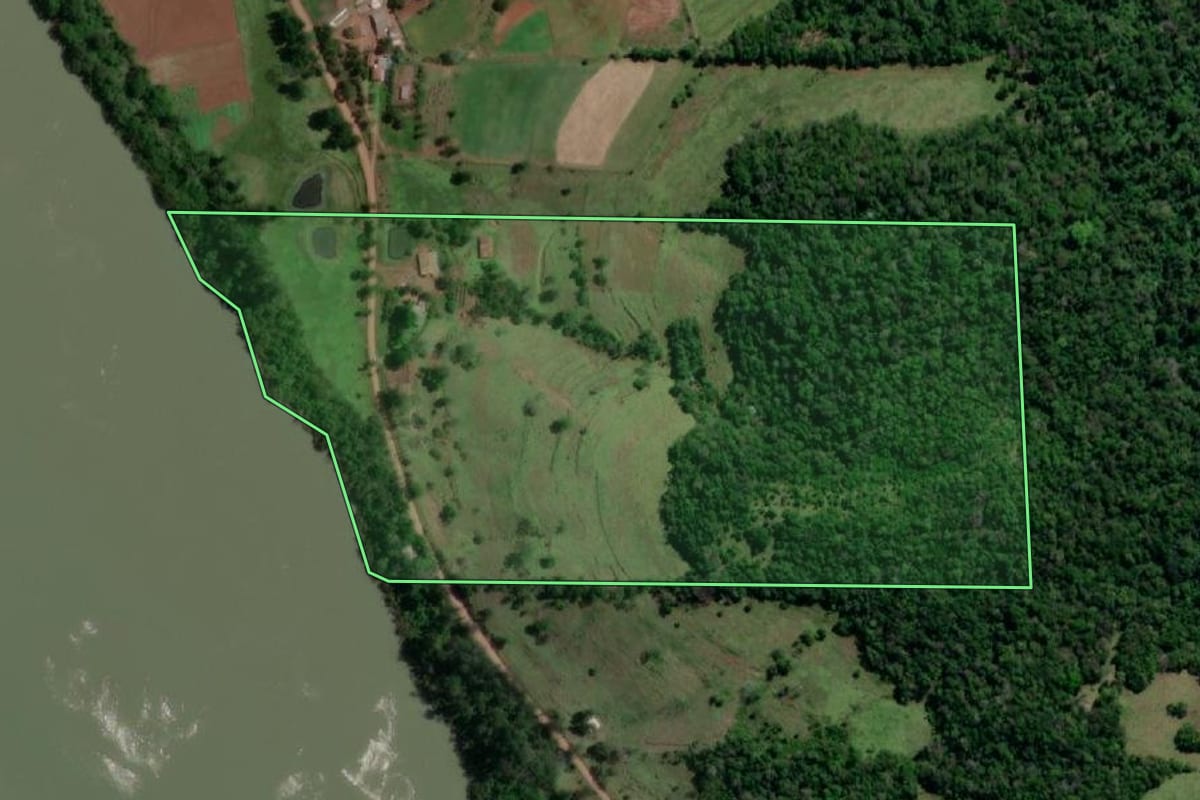 Imagem de satélite do imóvel rural em Porto Lucena (RS), com o contorno declarado no CAR desenhado por cima.