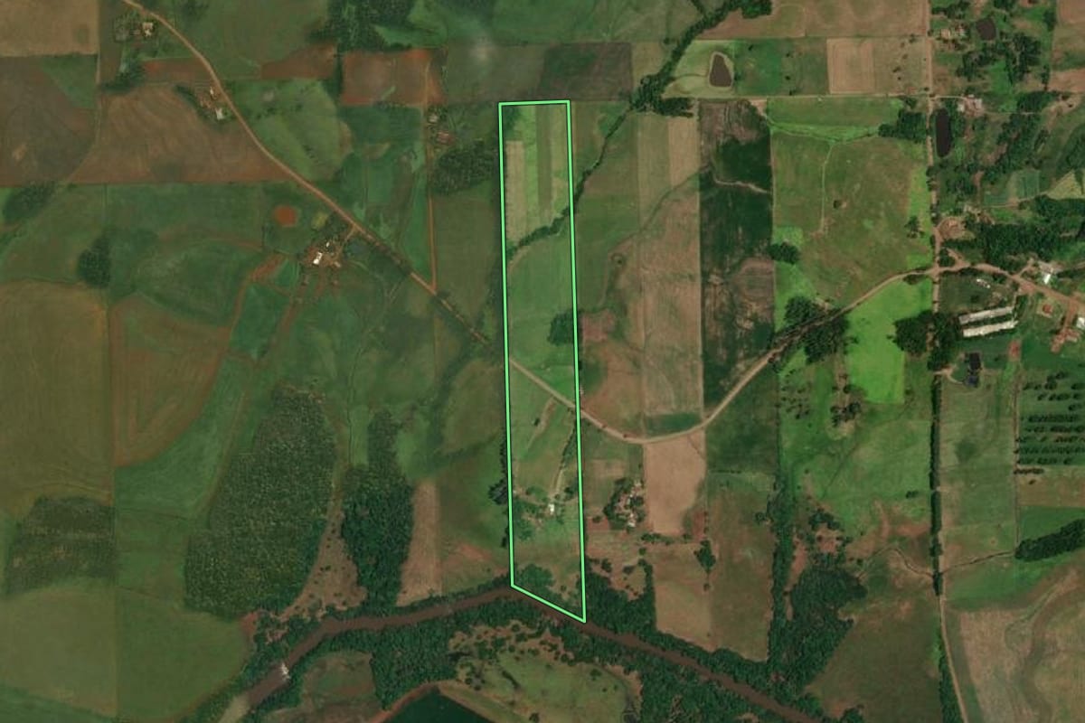 Imagem de satélite do imóvel rural em Porto Lucena (RS), com o contorno declarado no CAR desenhado por cima.