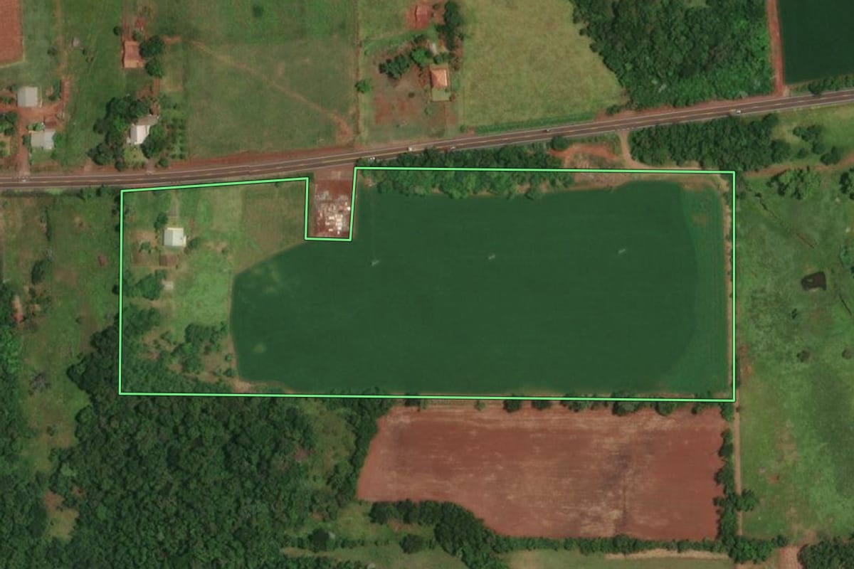 Imagem de satélite do imóvel rural em Porto Lucena (RS), com o contorno declarado no CAR desenhado por cima.