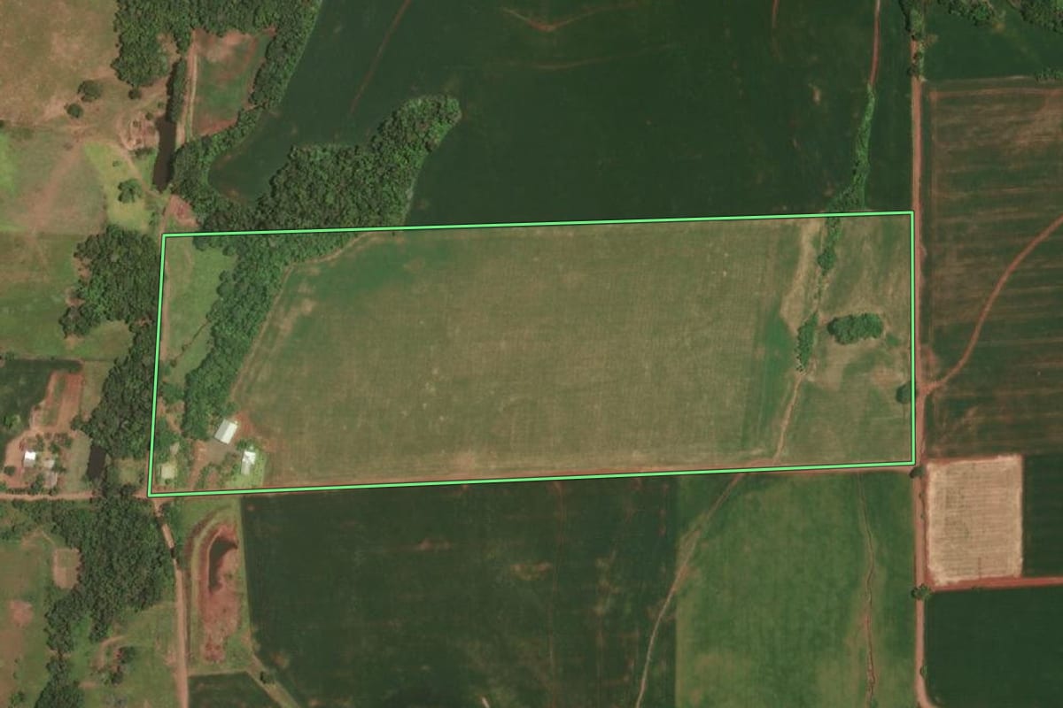 Imagem de satélite do imóvel rural em Porto Lucena (RS), com o contorno declarado no CAR desenhado por cima.