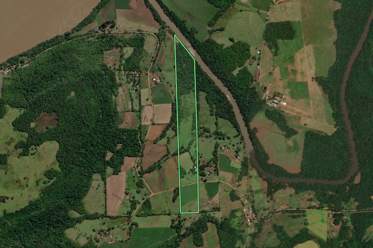 Imagem de satélite do imóvel rural em Porto Lucena (RS), com o contorno declarado no CAR desenhado por cima.