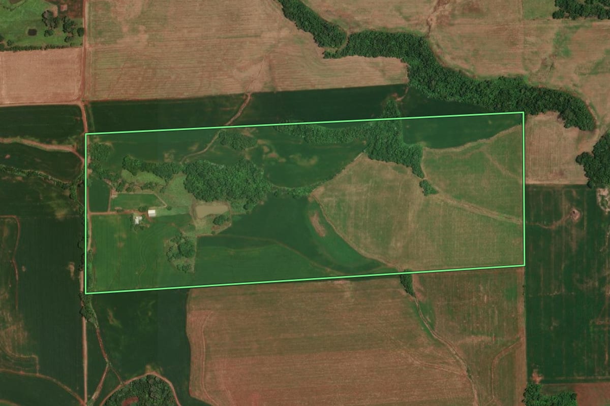 Imagem de satélite do imóvel rural em Porto Lucena (RS), com o contorno declarado no CAR desenhado por cima.