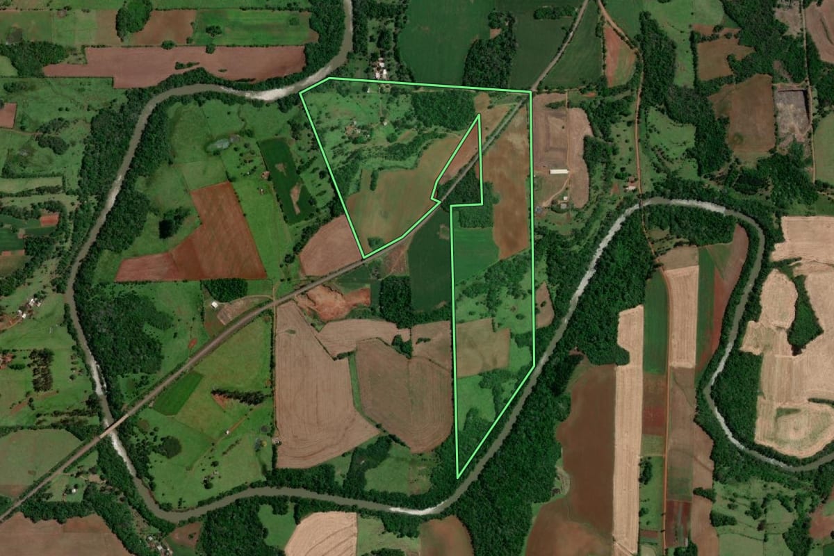 Imagem de satélite do imóvel rural em Porto Lucena (RS), com o contorno declarado no CAR desenhado por cima.