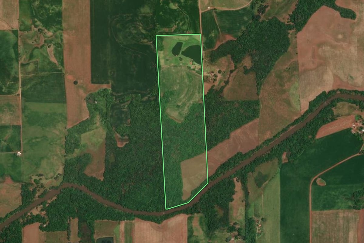 Imagem de satélite do imóvel rural em Porto Lucena (RS), com o contorno declarado no CAR desenhado por cima.