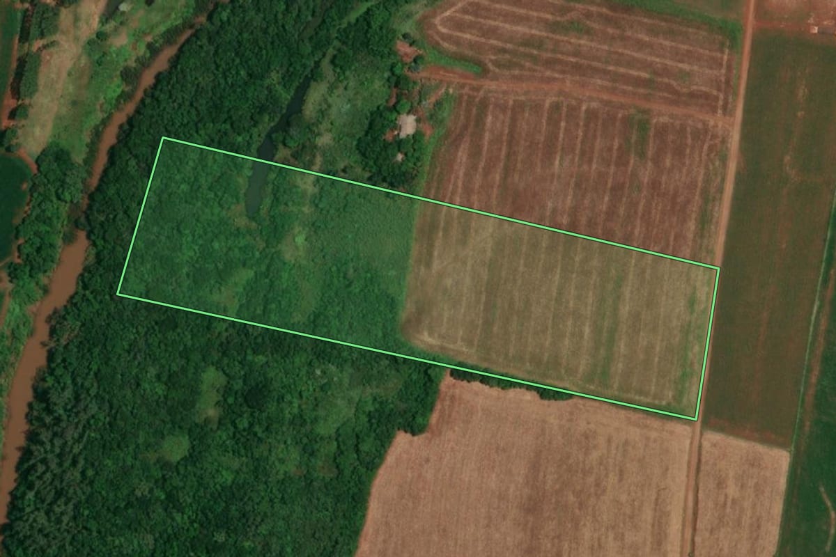 Imagem de satélite do imóvel rural em Porto Lucena (RS), com o contorno declarado no CAR desenhado por cima.