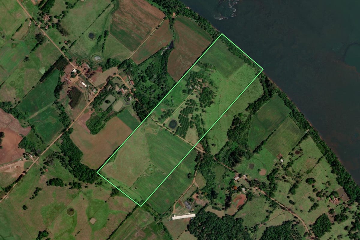 Imagem de satélite do imóvel rural em Porto Lucena (RS), com o contorno declarado no CAR desenhado por cima.