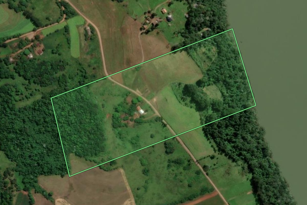 Imagem de satélite do imóvel rural em Porto Mauá (RS), com o contorno declarado no CAR desenhado por cima.