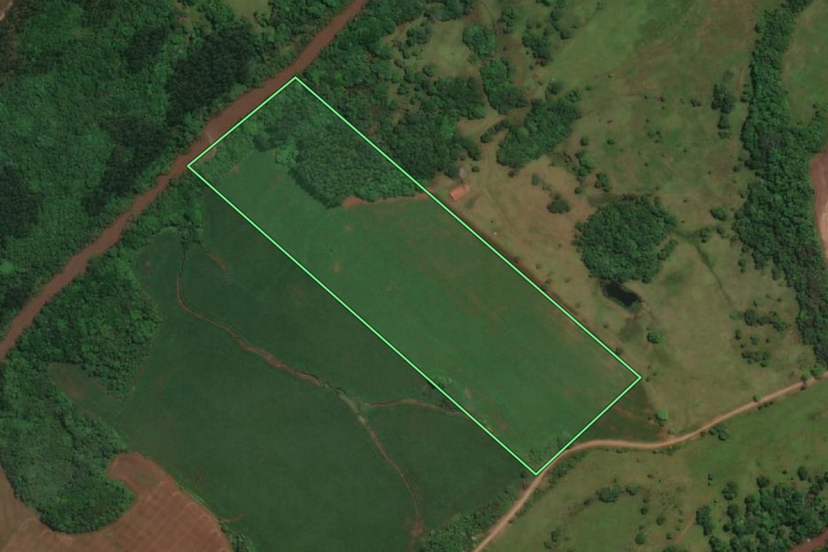 Imagem de satélite do imóvel rural em Porto Mauá (RS), com o contorno declarado no CAR desenhado por cima.