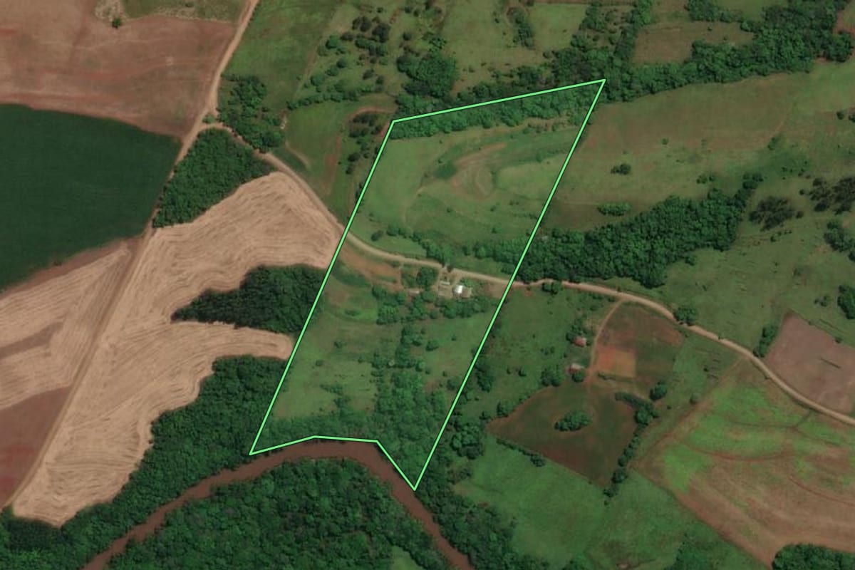 Imagem de satélite do imóvel rural em Porto Mauá (RS), com o contorno declarado no CAR desenhado por cima.