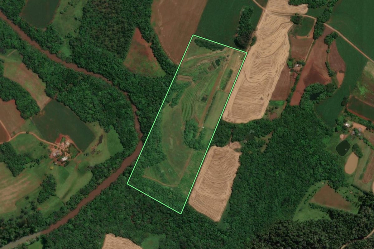 Imagem de satélite do imóvel rural em Porto Mauá (RS), com o contorno declarado no CAR desenhado por cima.