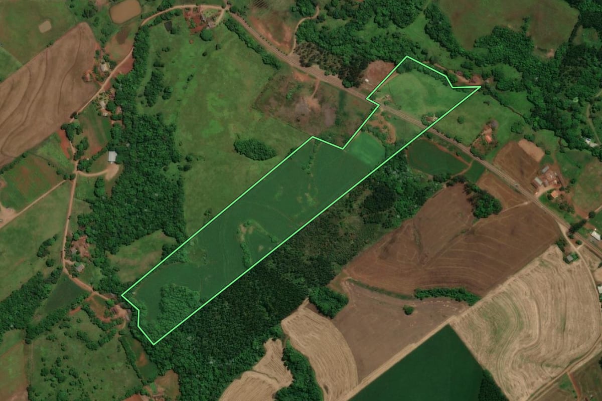 Imagem de satélite do imóvel rural em Porto Mauá (RS), com o contorno declarado no CAR desenhado por cima.