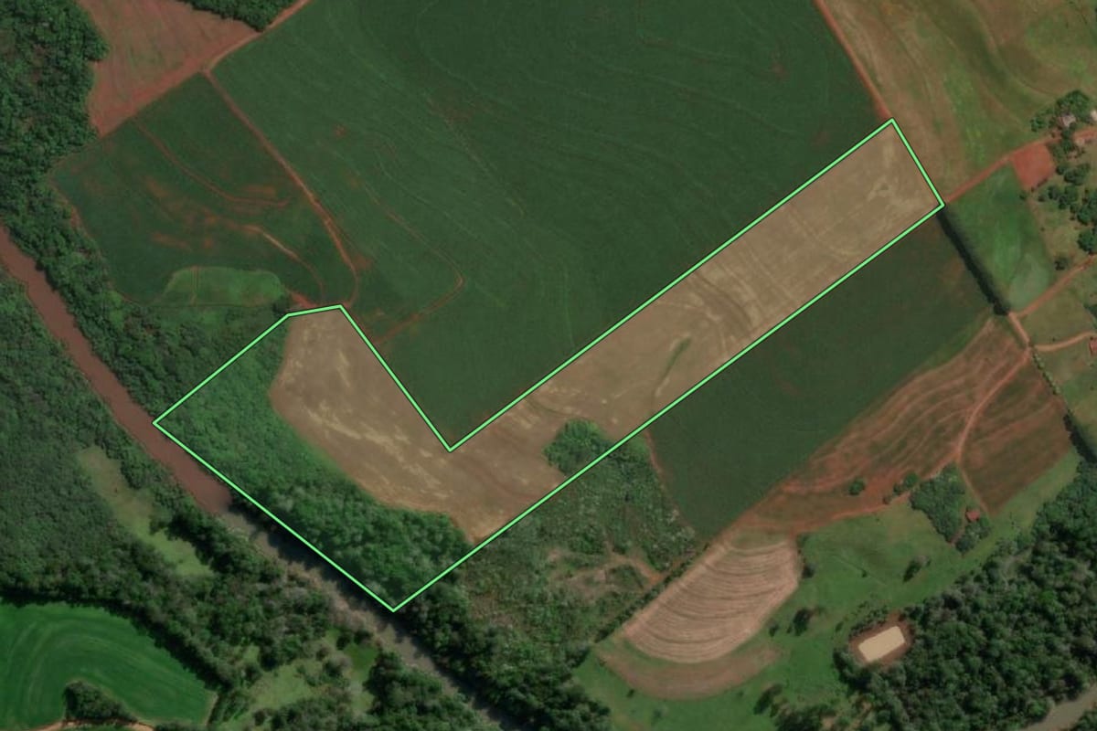 Imagem de satélite do imóvel rural em Porto Mauá (RS), com o contorno declarado no CAR desenhado por cima.