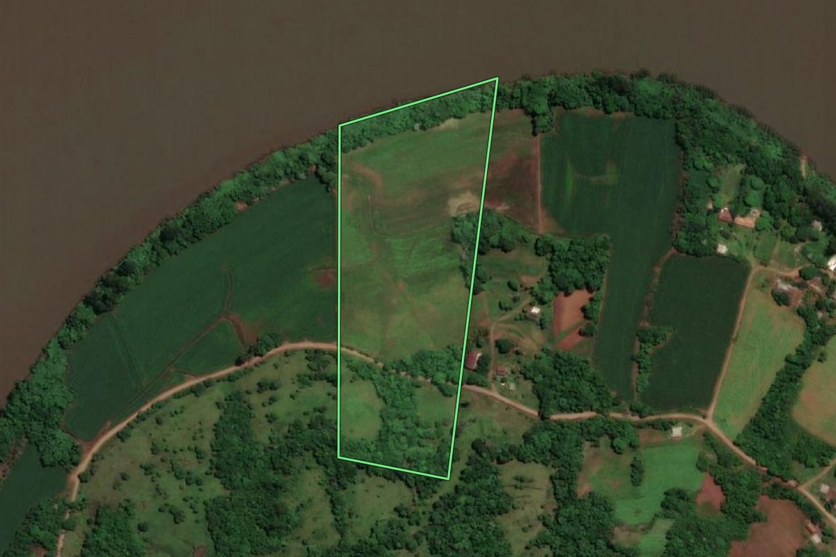 Imagem de satélite do imóvel rural em Porto Mauá (RS), com o contorno declarado no CAR desenhado por cima.