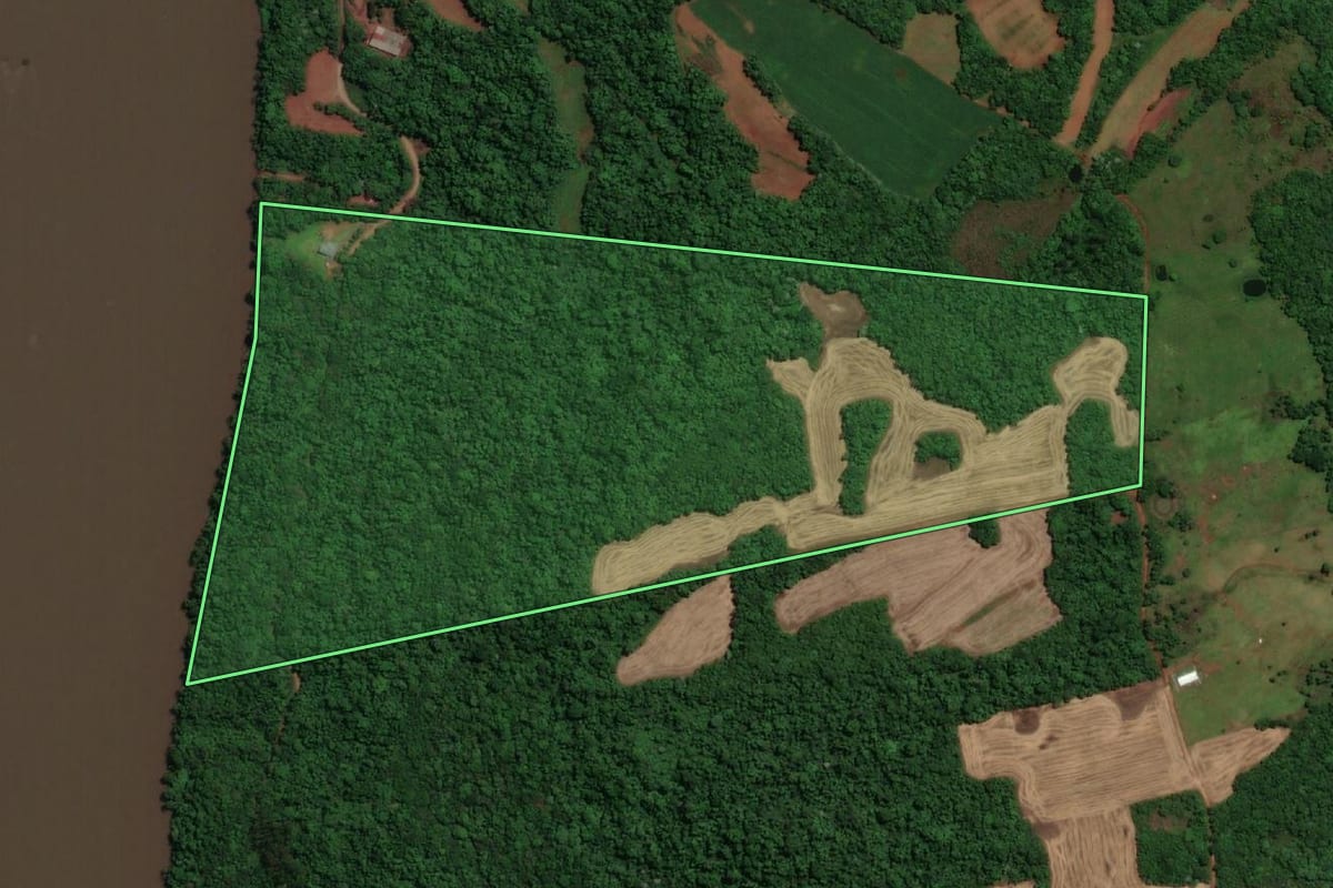 Imagem de satélite do imóvel rural em Porto Mauá (RS), com o contorno declarado no CAR desenhado por cima.