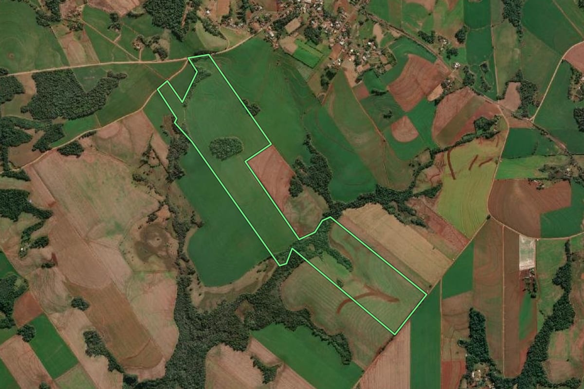 Imagem de satélite do imóvel rural em Porto Mauá (RS), com o contorno declarado no CAR desenhado por cima.