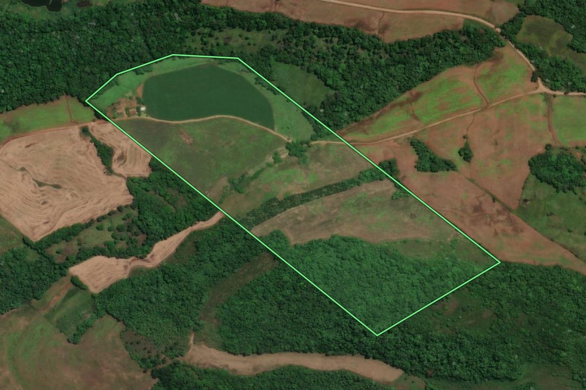 Imagem de satélite do imóvel rural em Porto Mauá (RS), com o contorno declarado no CAR desenhado por cima.