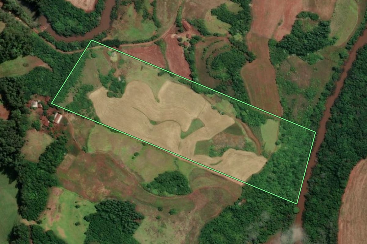 Imagem de satélite do imóvel rural em Porto Mauá (RS), com o contorno declarado no CAR desenhado por cima.