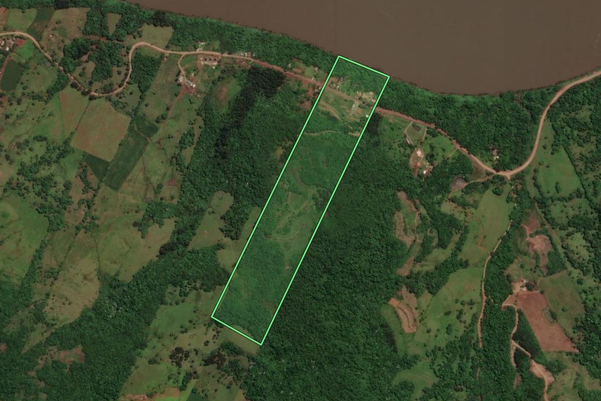 Imagem de satélite do imóvel rural em Porto Mauá (RS), com o contorno declarado no CAR desenhado por cima.