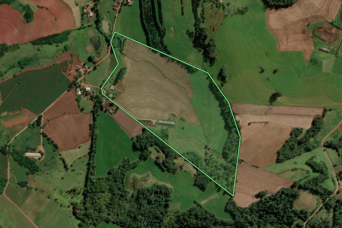 Imagem de satélite do imóvel rural em Porto Mauá (RS), com o contorno declarado no CAR desenhado por cima.