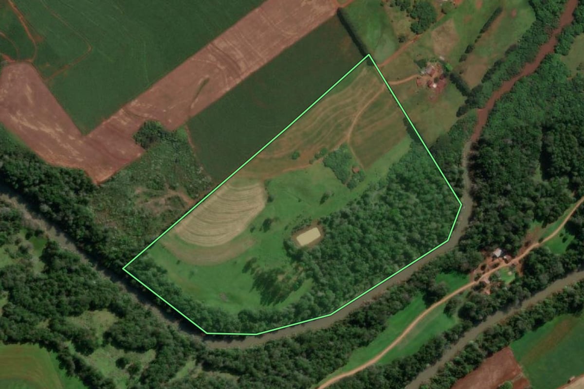 Imagem de satélite do imóvel rural em Porto Mauá (RS), com o contorno declarado no CAR desenhado por cima.
