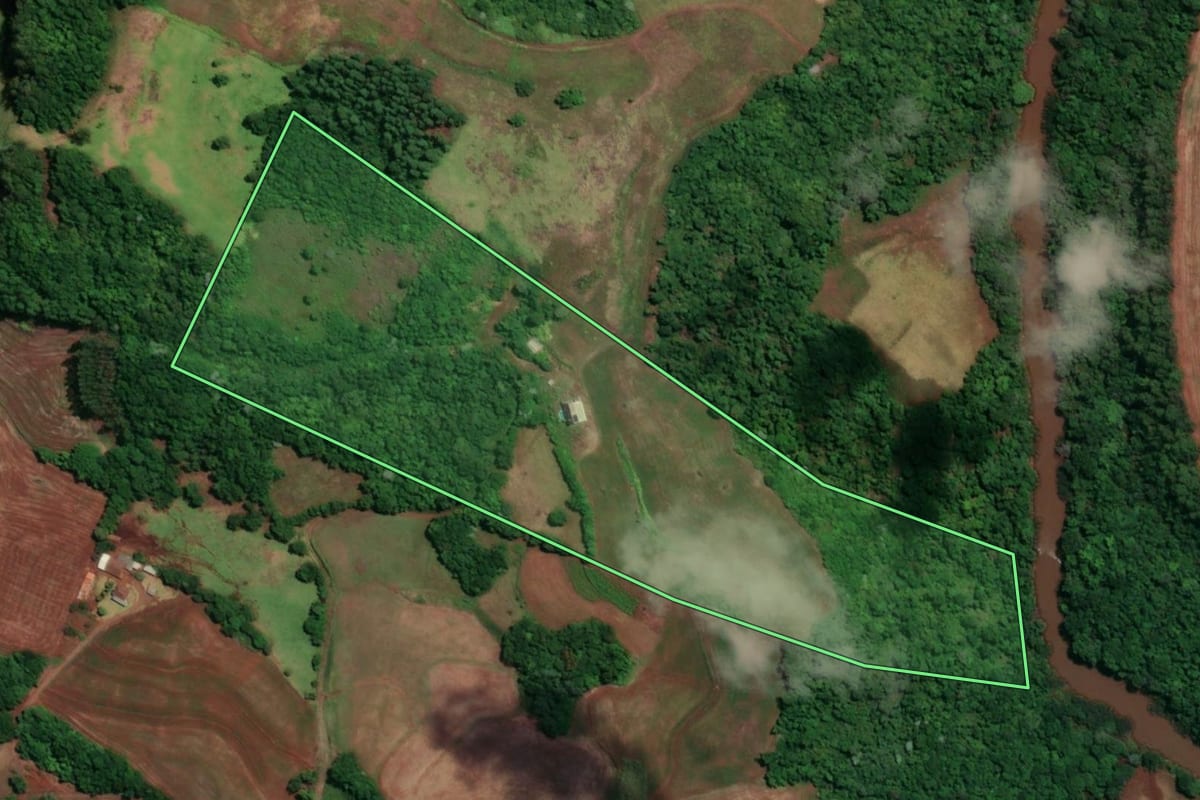 Imagem de satélite do imóvel rural em Porto Mauá (RS), com o contorno declarado no CAR desenhado por cima.