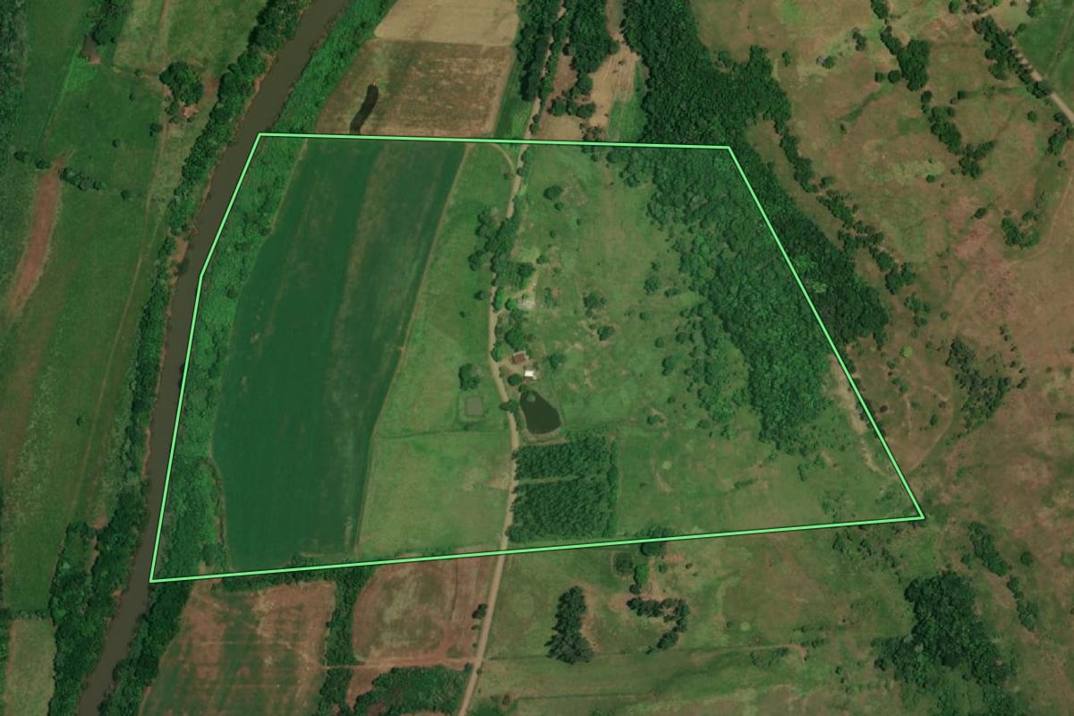 Imagem de satélite do imóvel rural em Porto Vera Cruz (RS), com o contorno declarado no CAR desenhado por cima.