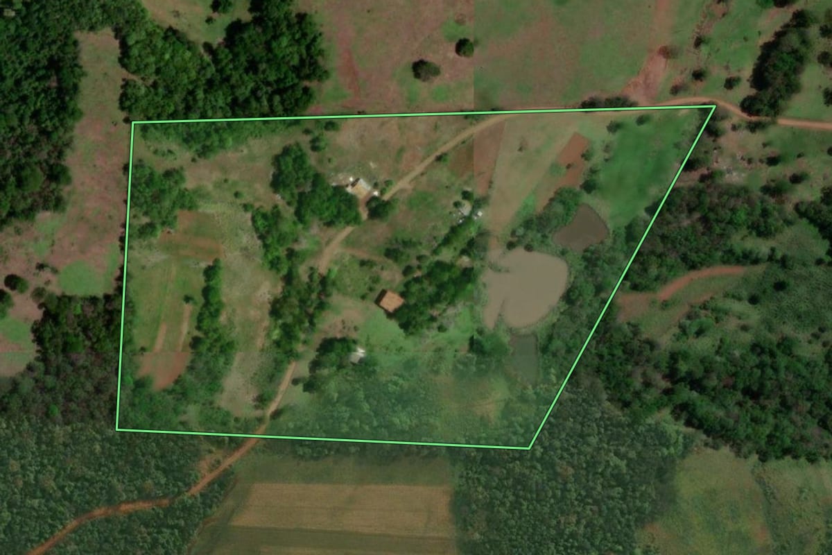 Imagem de satélite do imóvel rural em Porto Xavier (RS), com o contorno declarado no CAR desenhado por cima.