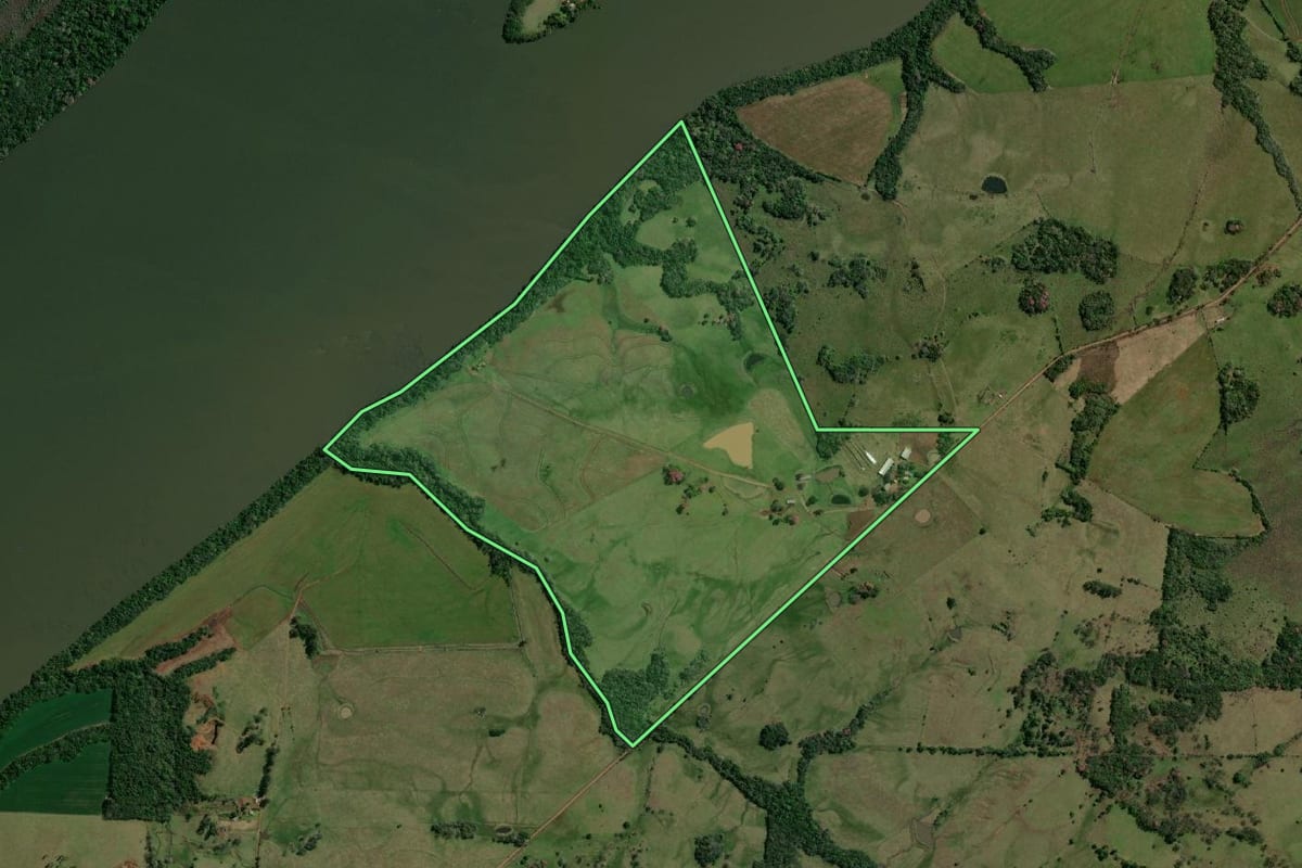 Imagem de satélite do imóvel rural em Porto Xavier (RS), com o contorno declarado no CAR desenhado por cima.