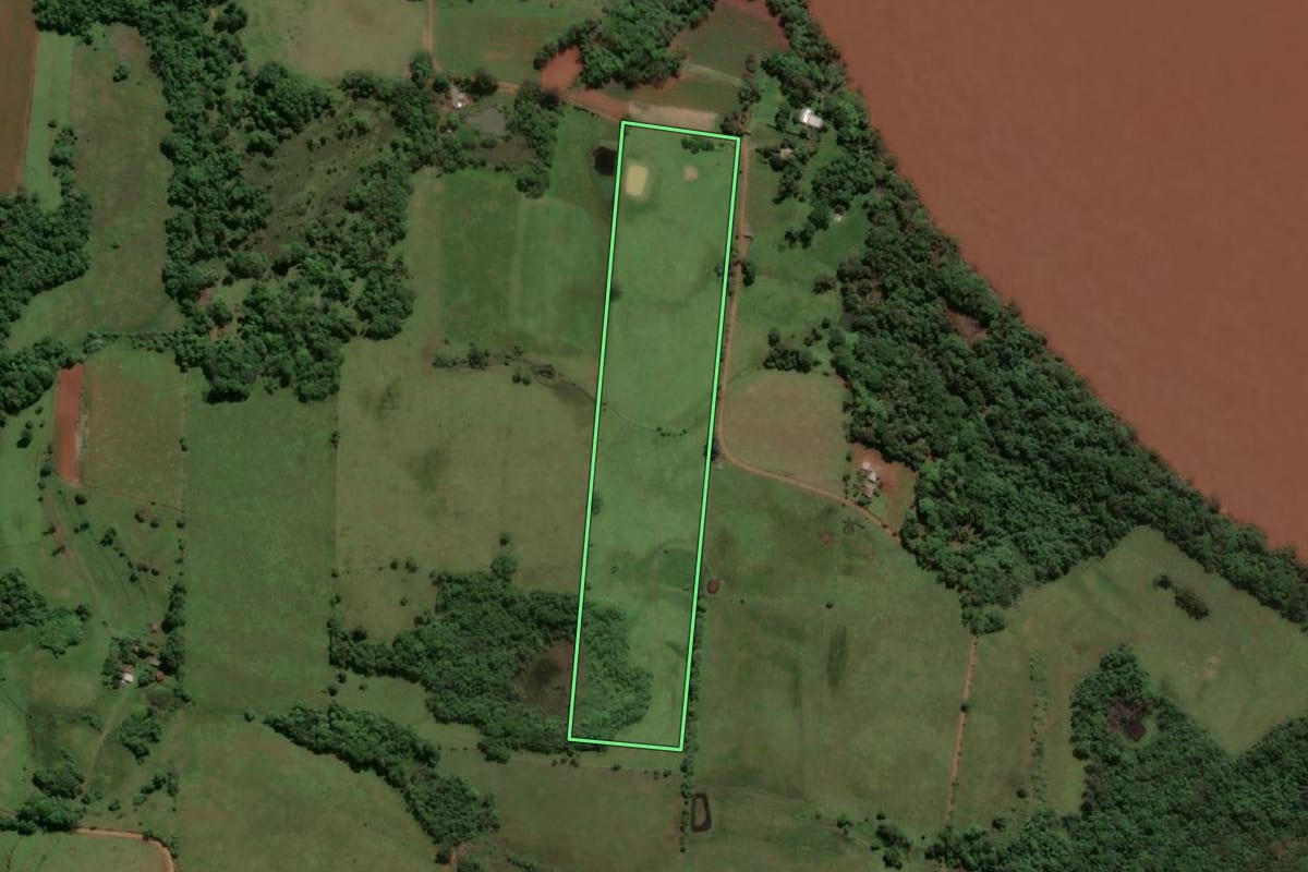 Imagem de satélite do imóvel rural em Porto Xavier (RS), com o contorno declarado no CAR desenhado por cima.