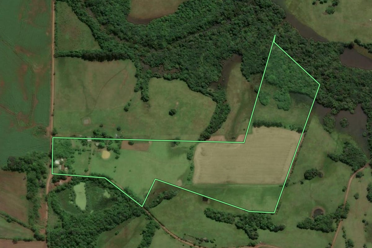 Imagem de satélite do imóvel rural em Porto Xavier (RS), com o contorno declarado no CAR desenhado por cima.