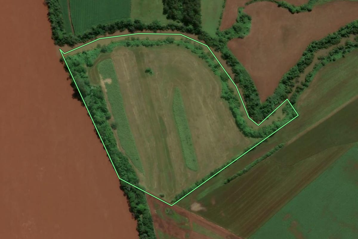 Imagem de satélite do imóvel rural em Porto Xavier (RS), com o contorno declarado no CAR desenhado por cima.