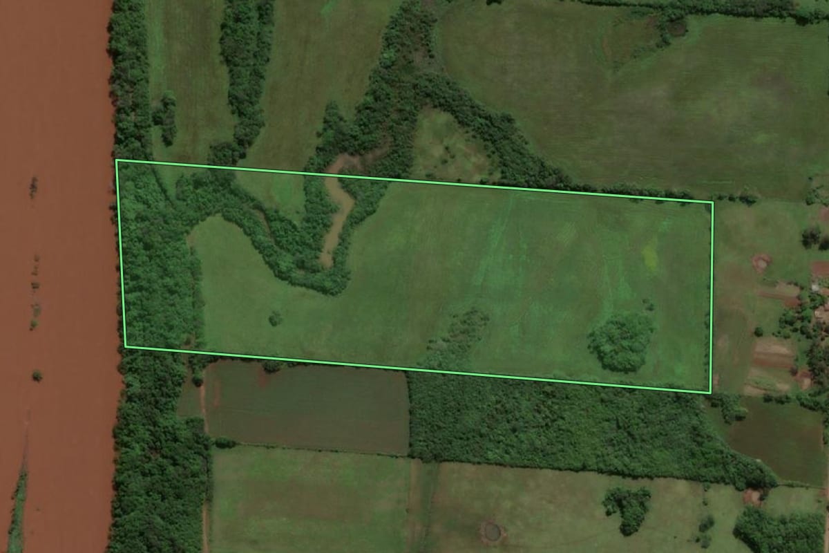 Imagem de satélite do imóvel rural em Porto Xavier (RS), com o contorno declarado no CAR desenhado por cima.