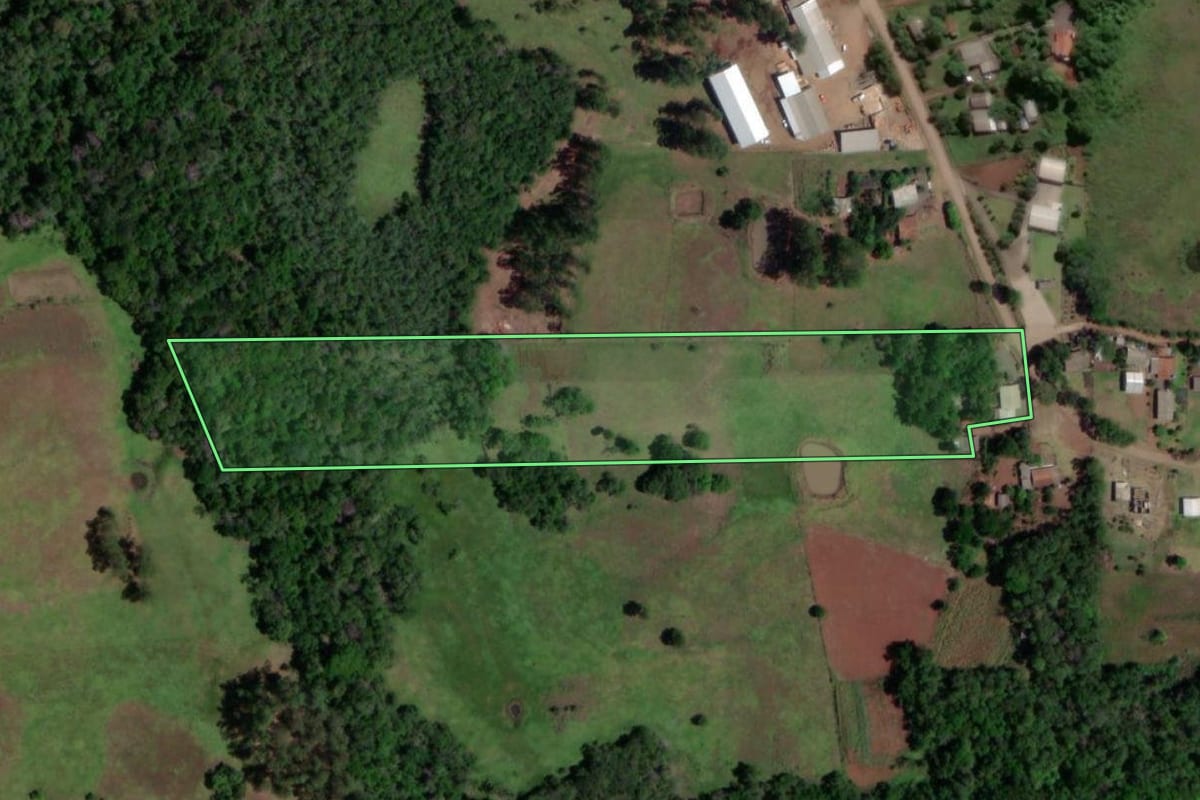 Imagem de satélite do imóvel rural em Porto Xavier (RS), com o contorno declarado no CAR desenhado por cima.