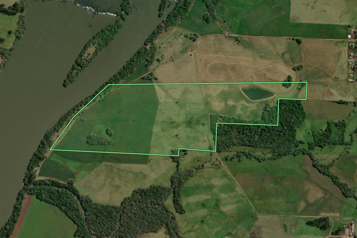 Imagem de satélite do imóvel rural em Porto Xavier (RS), com o contorno declarado no CAR desenhado por cima.