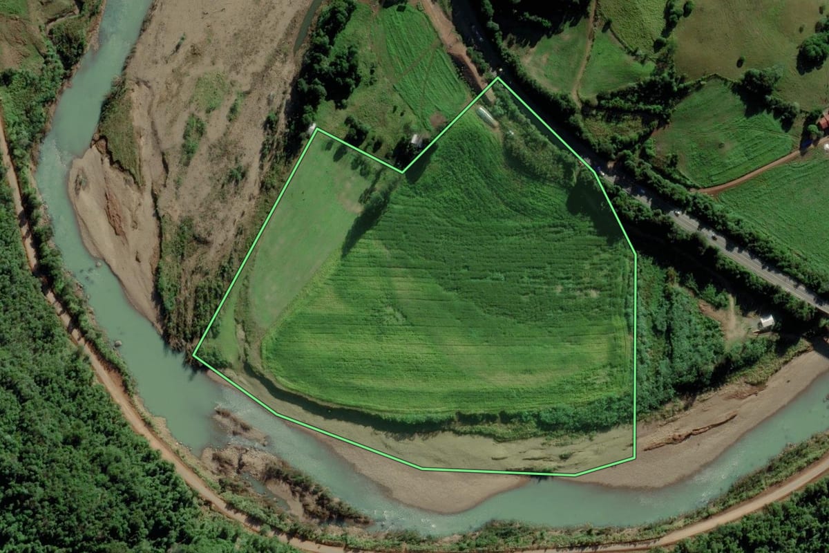 Imagem de satélite do imóvel rural em Pouso Novo (RS), com o contorno declarado no CAR desenhado por cima.
