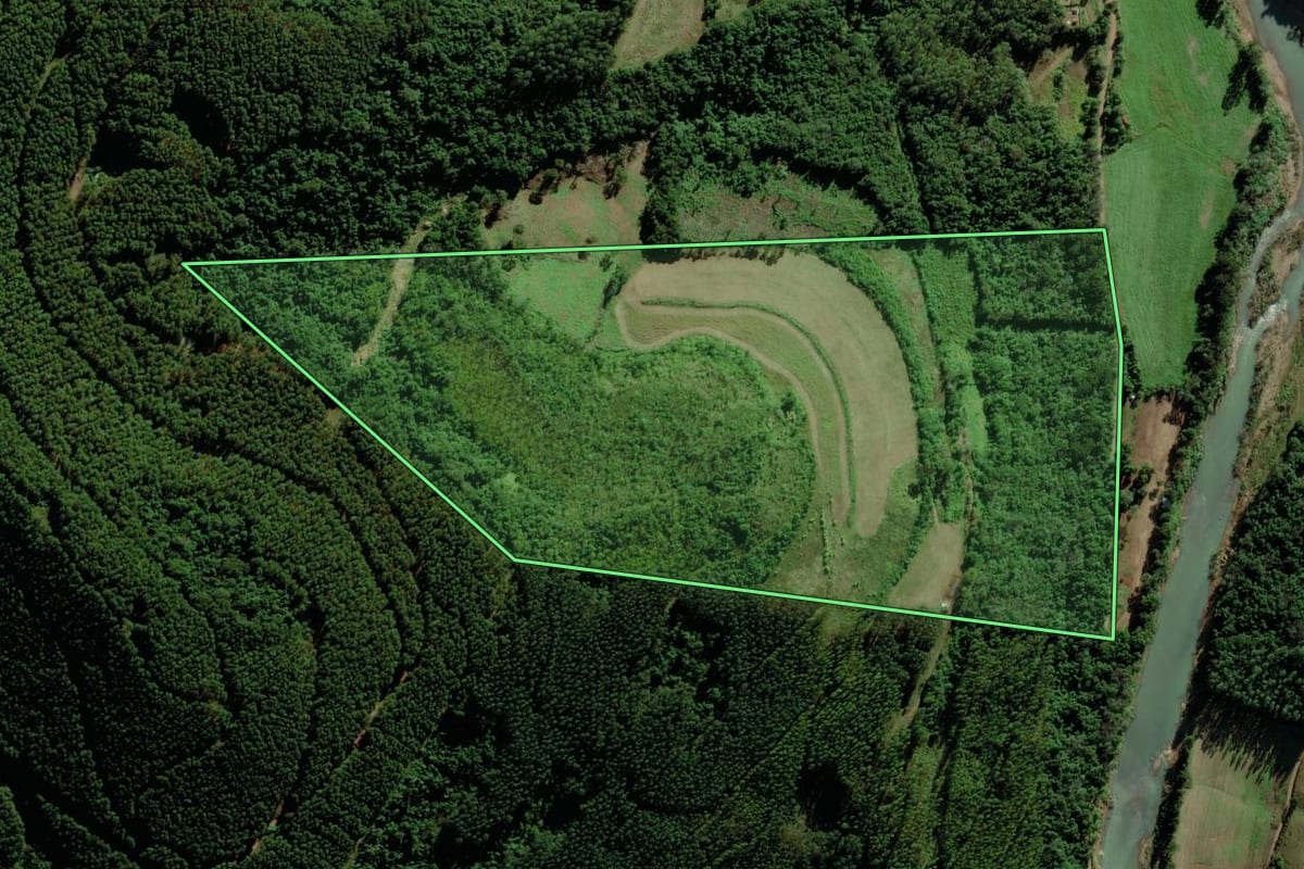 Imagem de satélite do imóvel rural em Pouso Novo (RS), com o contorno declarado no CAR desenhado por cima.