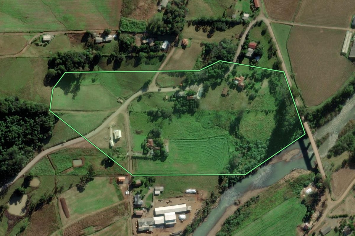Imagem de satélite do imóvel rural em Pouso Novo (RS), com o contorno declarado no CAR desenhado por cima.