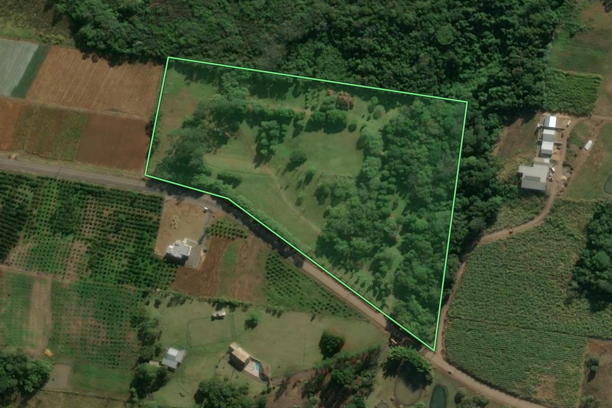 Imagem de satélite do imóvel rural em Presidente Lucena (RS), com o contorno declarado no CAR desenhado por cima.