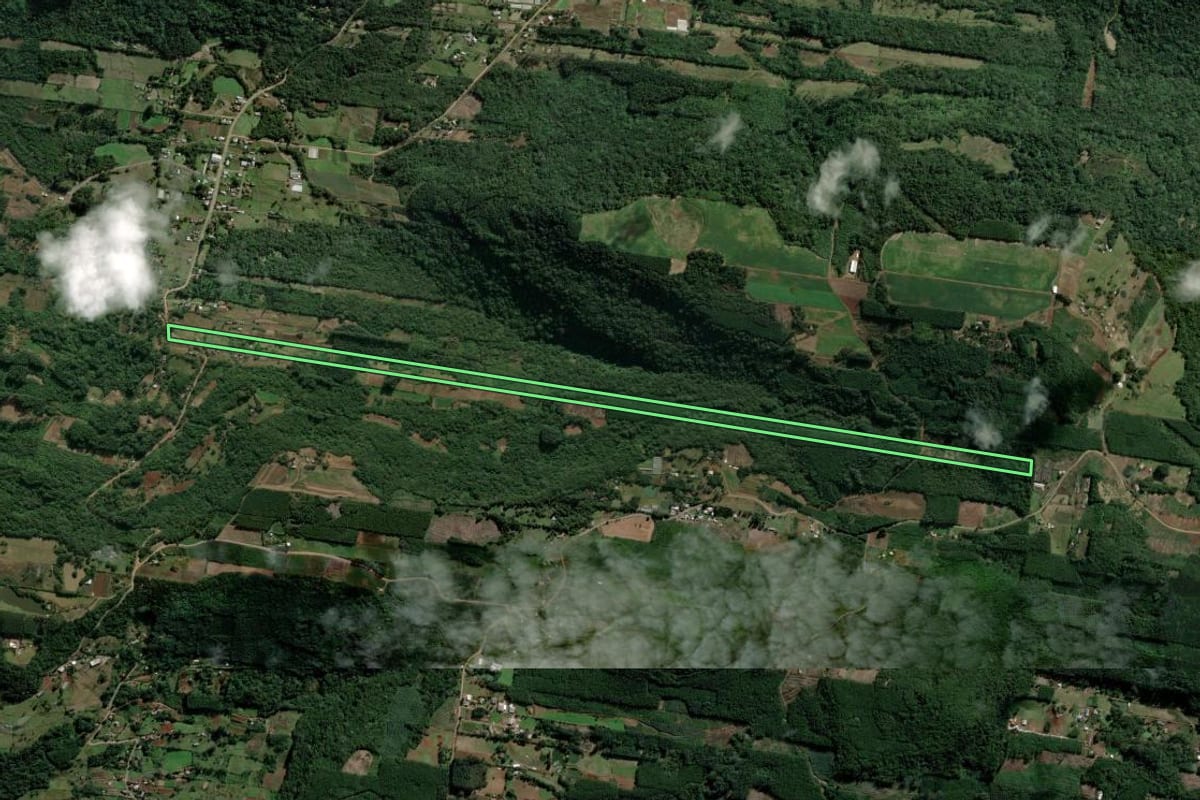 Imagem de satélite do imóvel rural em Presidente Lucena (RS), com o contorno declarado no CAR desenhado por cima.