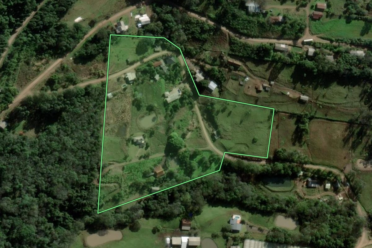 Imagem de satélite do imóvel rural em Presidente Lucena (RS), com o contorno declarado no CAR desenhado por cima.