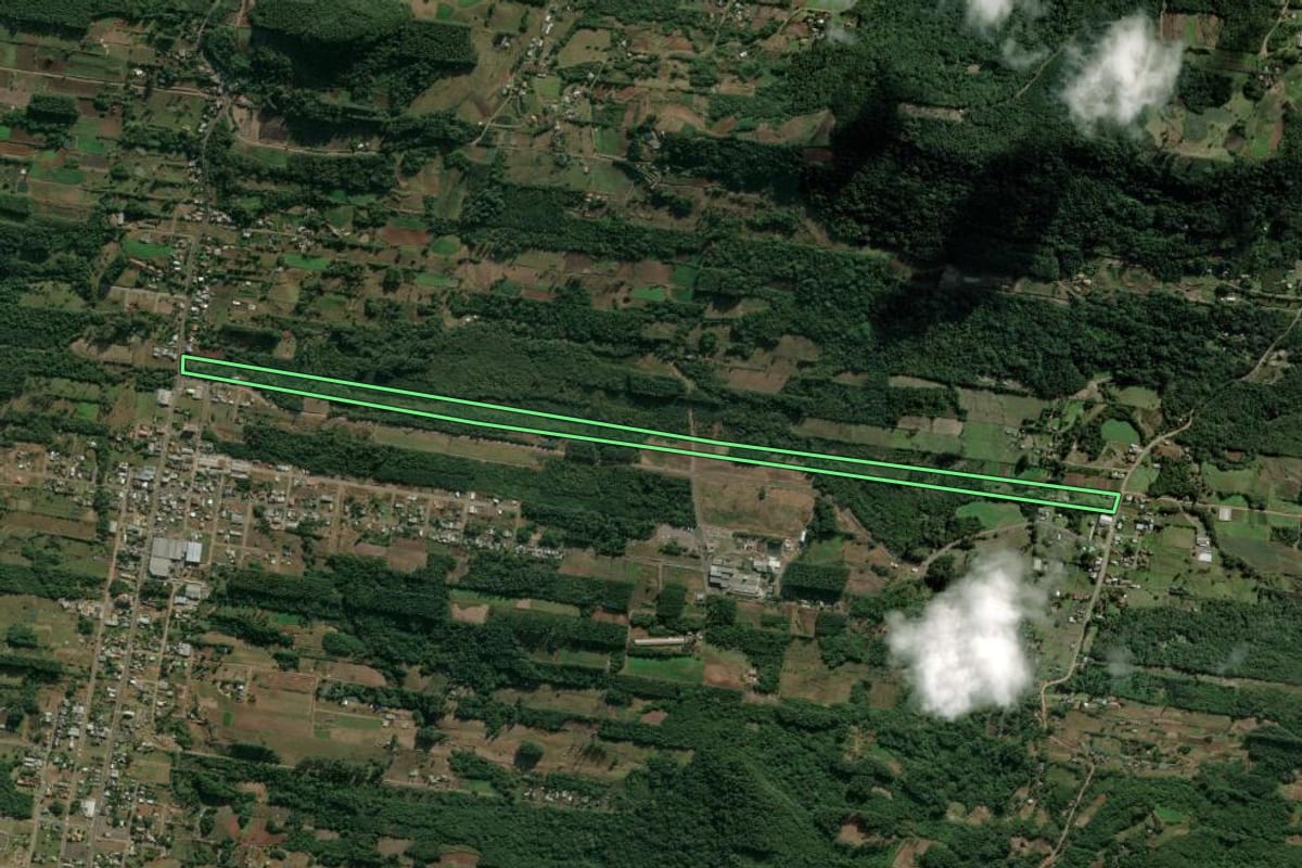Imagem de satélite do imóvel rural em Presidente Lucena (RS), com o contorno declarado no CAR desenhado por cima.