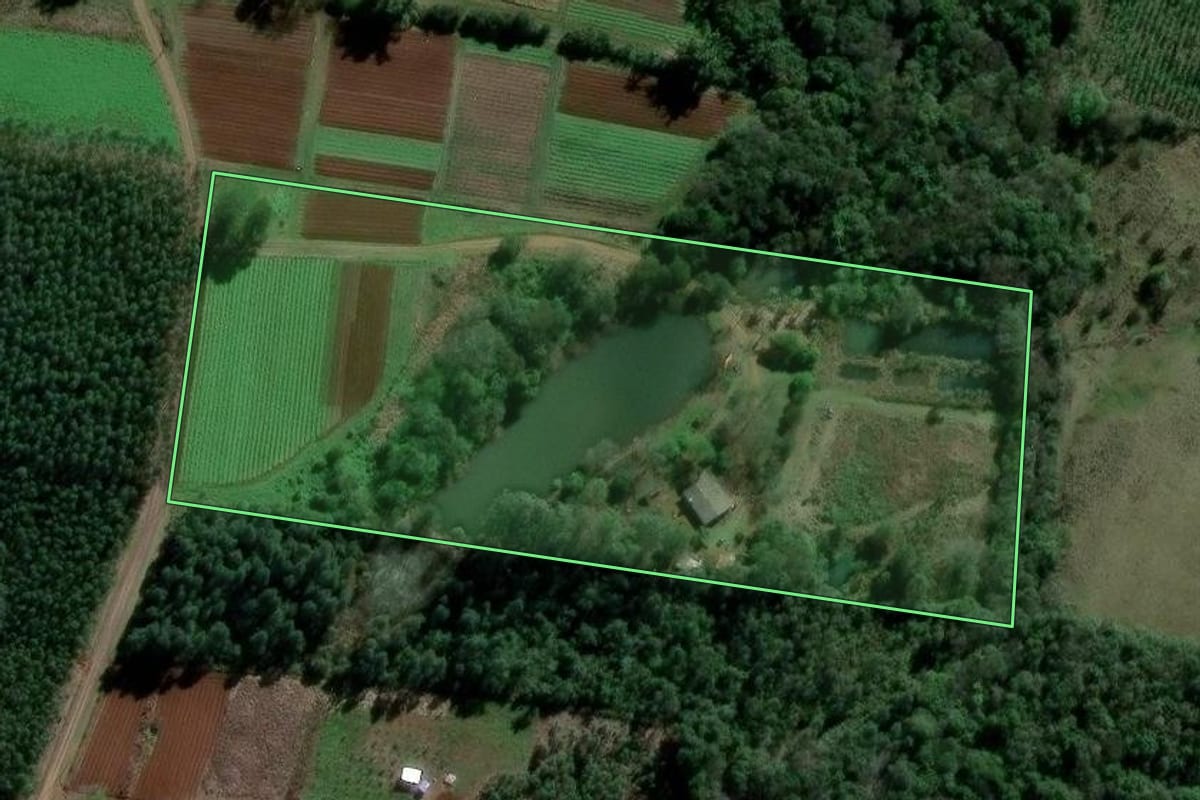 Imagem de satélite do imóvel rural em Presidente Lucena (RS), com o contorno declarado no CAR desenhado por cima.
