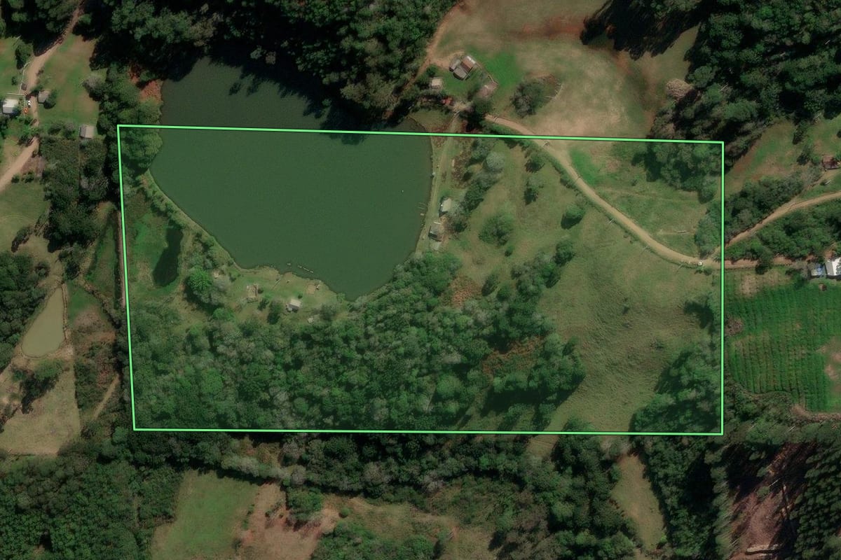 Imagem de satélite do imóvel rural em Protásio Alves (RS), com o contorno declarado no CAR desenhado por cima.