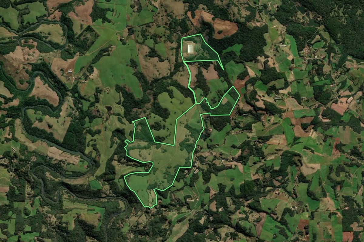 Imagem de satélite do imóvel rural em Protásio Alves (RS), com o contorno declarado no CAR desenhado por cima.