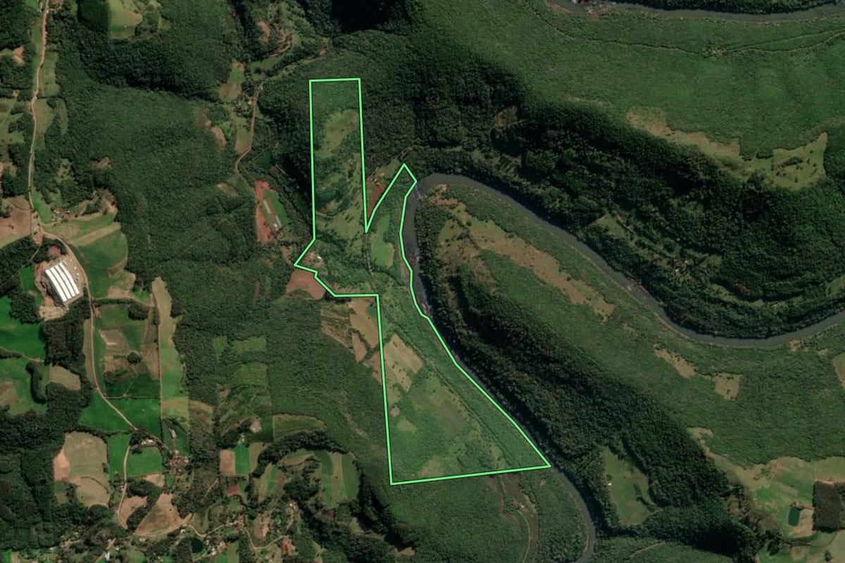 Imagem de satélite do imóvel rural em Protásio Alves (RS), com o contorno declarado no CAR desenhado por cima.