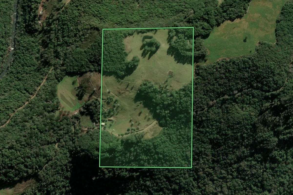 Imagem de satélite do imóvel rural em Protásio Alves (RS), com o contorno declarado no CAR desenhado por cima.