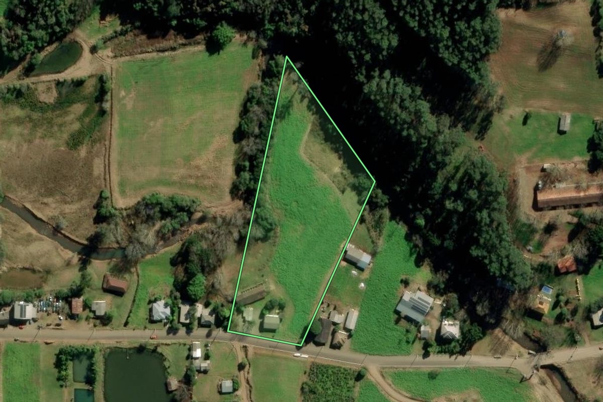 Imagem de satélite do imóvel rural em Putinga (RS), com o contorno declarado no CAR desenhado por cima.