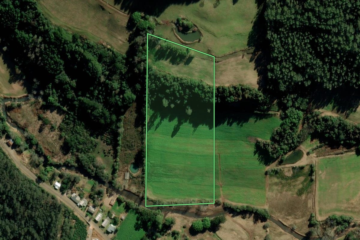 Imagem de satélite do imóvel rural em Putinga (RS), com o contorno declarado no CAR desenhado por cima.