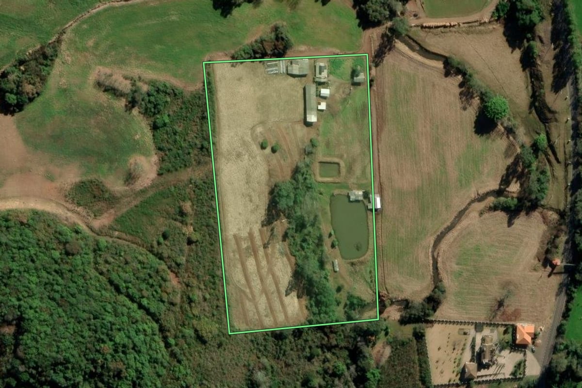 Imagem de satélite do imóvel rural em Putinga (RS), com o contorno declarado no CAR desenhado por cima.