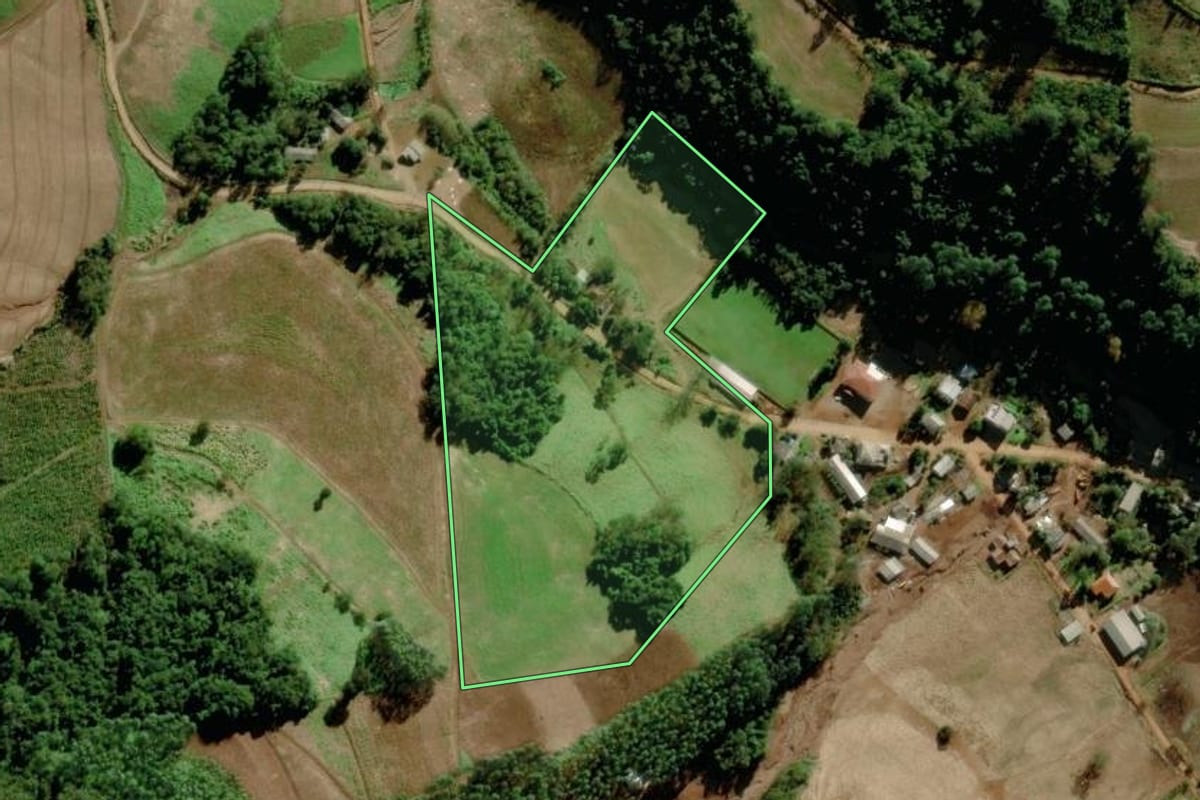 Imagem de satélite do imóvel rural em Putinga (RS), com o contorno declarado no CAR desenhado por cima.